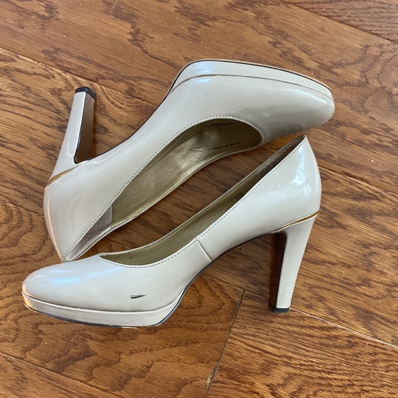 Tahari Carol Nude Patent Leather Rounded Toe Heel - Picture 3 of 8